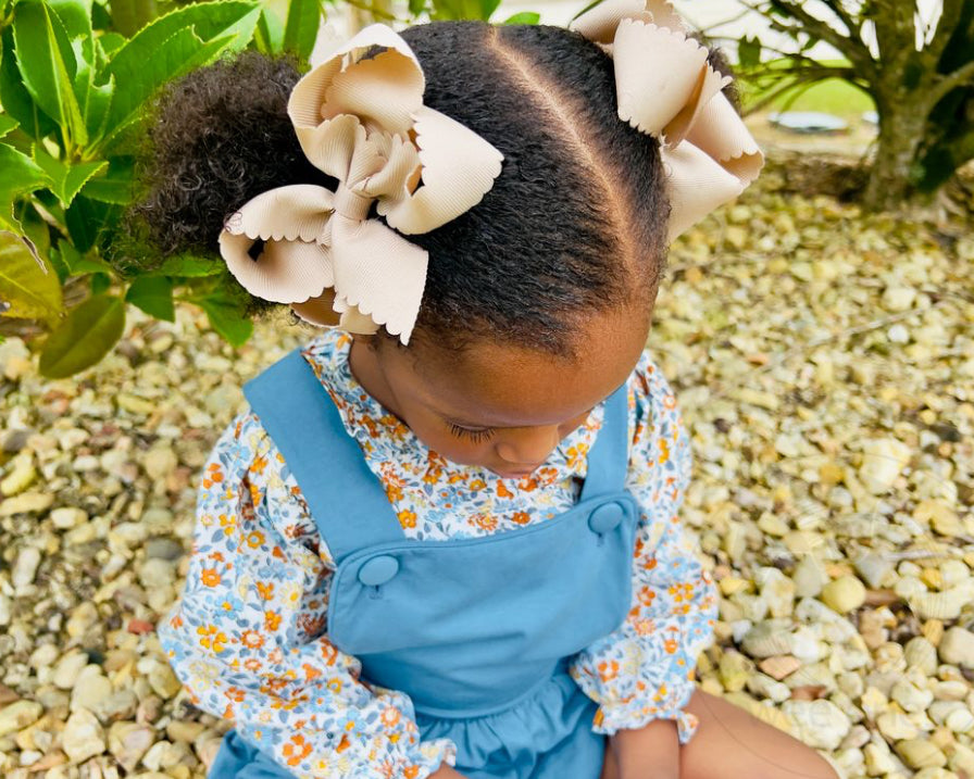 Medium Scalloped Grosgrain Hair Bow (Multiple Colors)