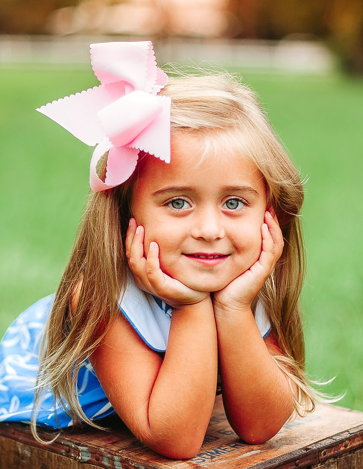 King Scalloped Grosgrain Hair Bow (Multiple Colors)